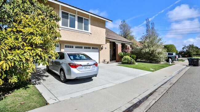 8563 Amazon River Cir-Unit -Main House in Fountain Valley, CA - Foto de edificio - Building Photo