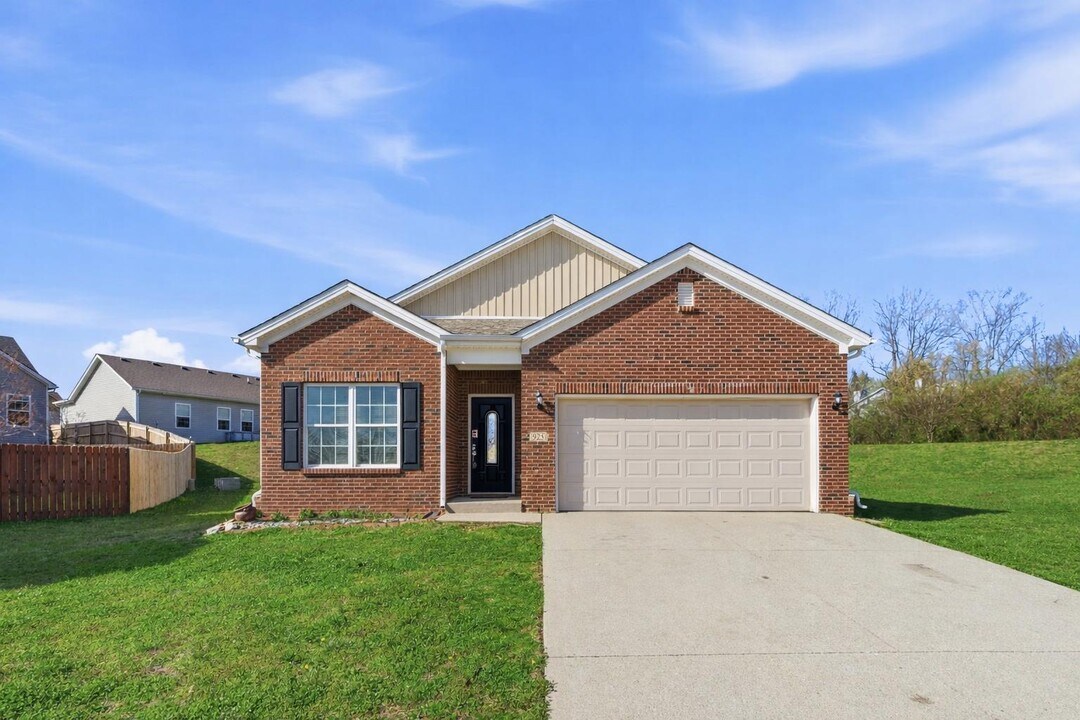 925 Dawson Creek Way in Lexington, KY - Building Photo