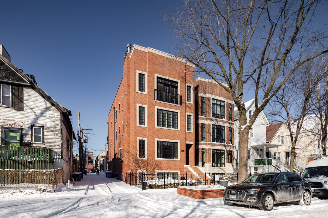 3716 N Kenmore Ave in Chicago, IL - Building Photo