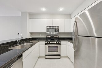 302 Nelson Ct in Edgewater, NJ - Building Photo - Building Photo