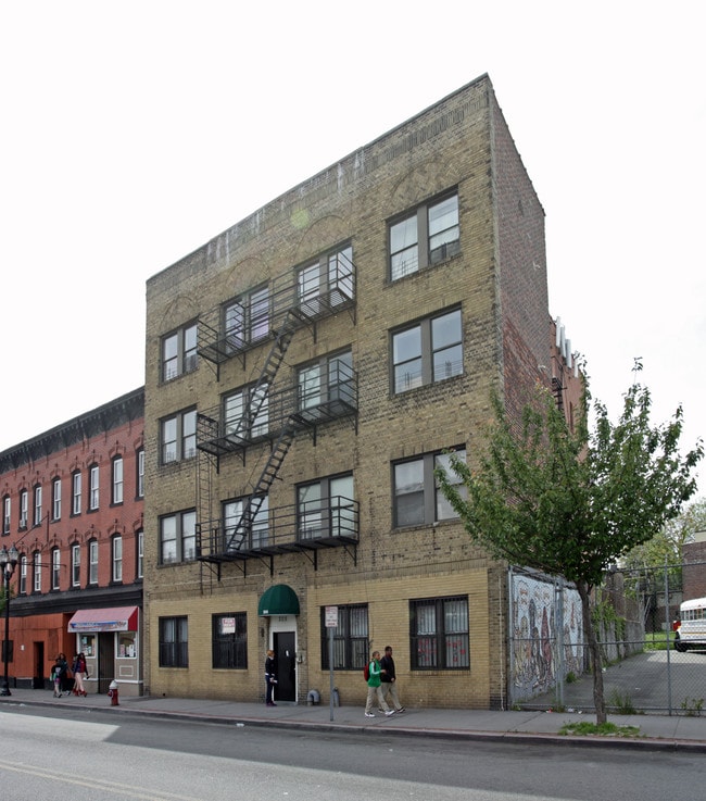 205 Monticello Ave in Jersey City, NJ - Foto de edificio - Building Photo