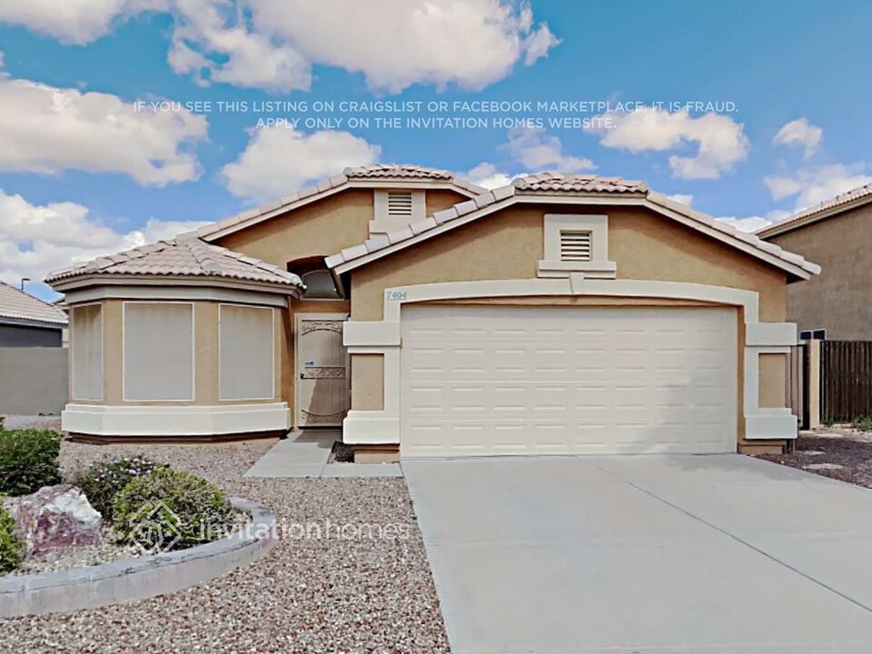 7404 E Lobo Ave in Mesa, AZ - Foto de edificio