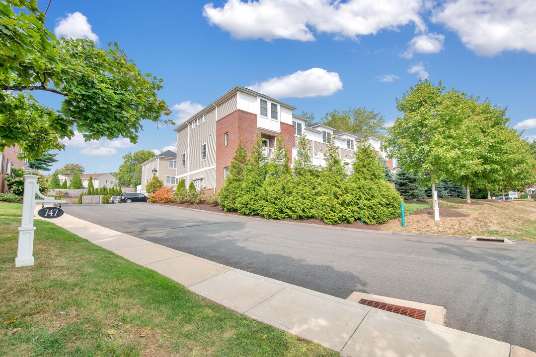 747 N Main St in West Hartford, CT - Building Photo