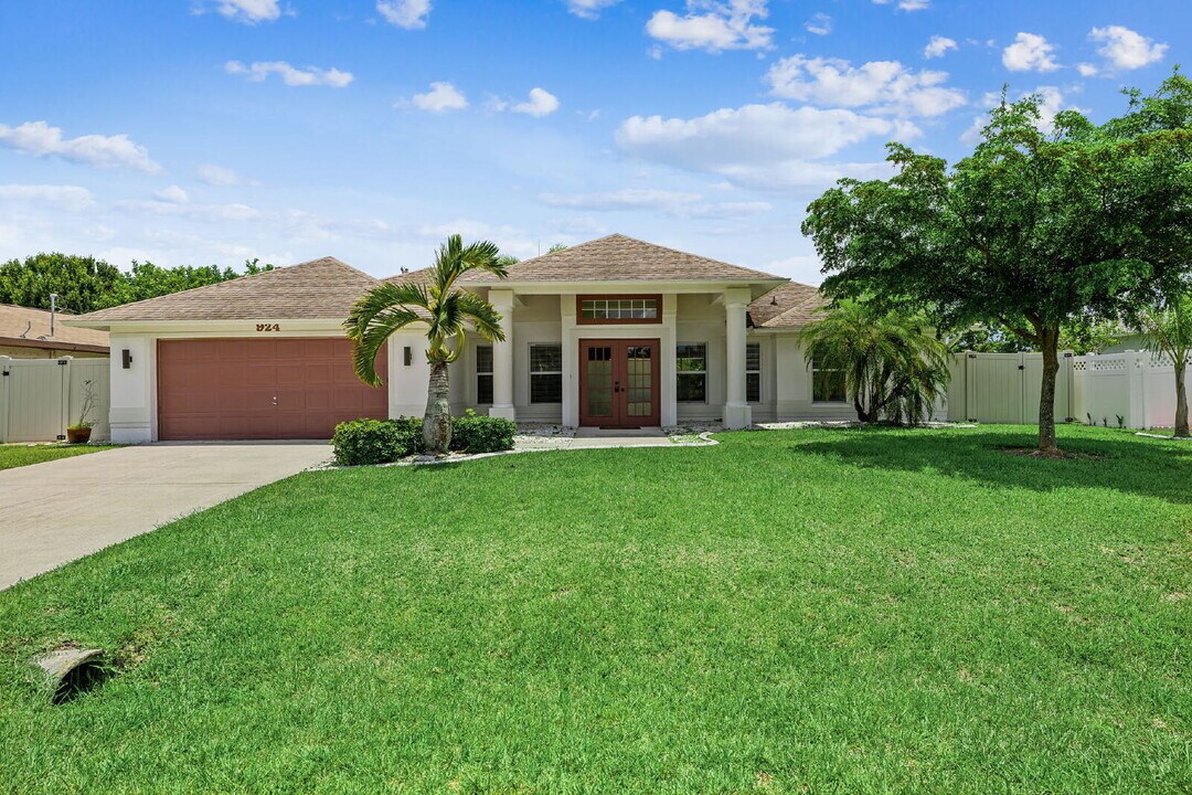 924 SE 19th Ln in Cape Coral, FL - Building Photo