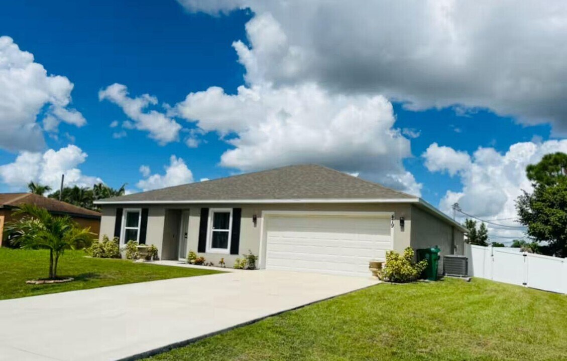 479 SW Holden Terrace in Port St. Lucie, FL - Building Photo