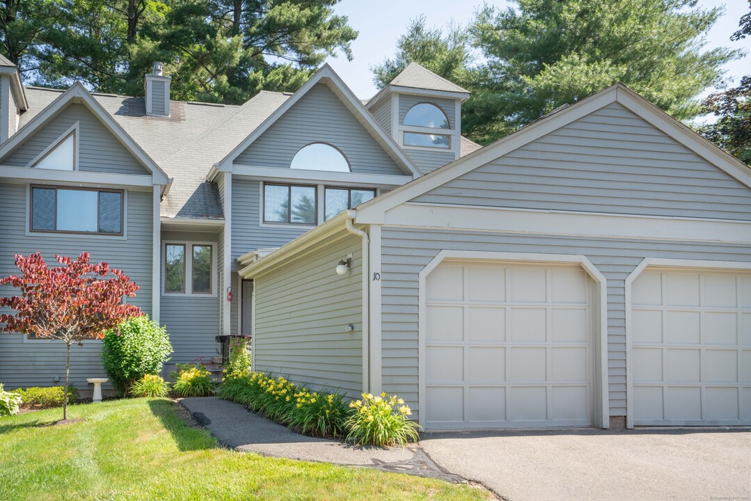 10 Riverview in Avon, CT - Foto de edificio