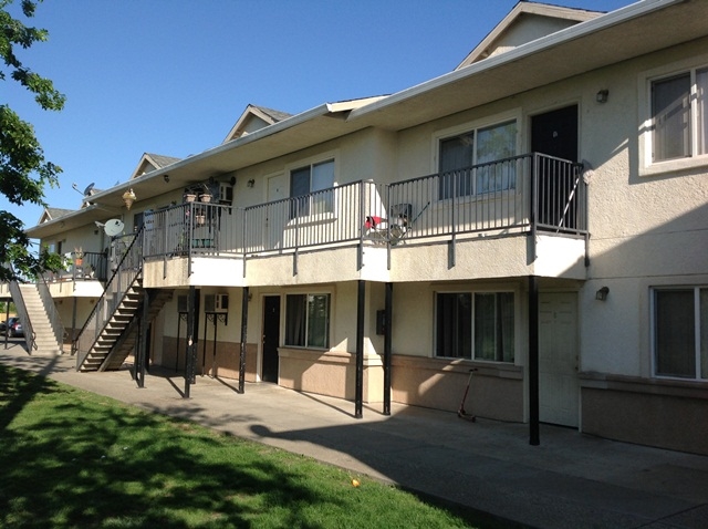 Casa Villa Apartments in Yuba City, CA - Building Photo