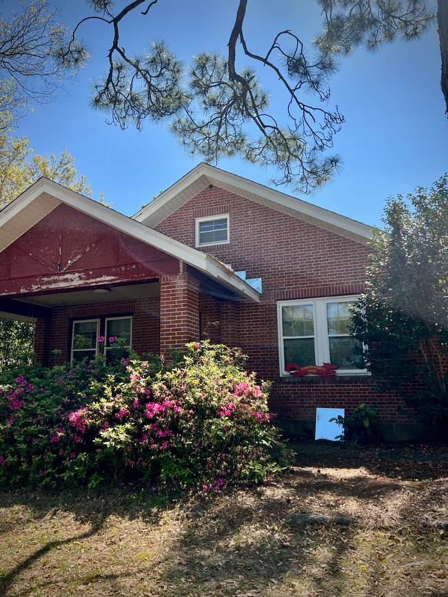 property at 211 W Mallory St