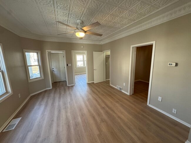 305 E Clarence St in Milwaukee, WI - Building Photo - Building Photo