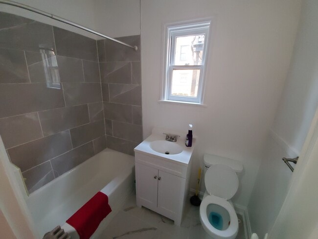 166 E Pomfret St in Carlisle, PA - Foto de edificio - Building Photo