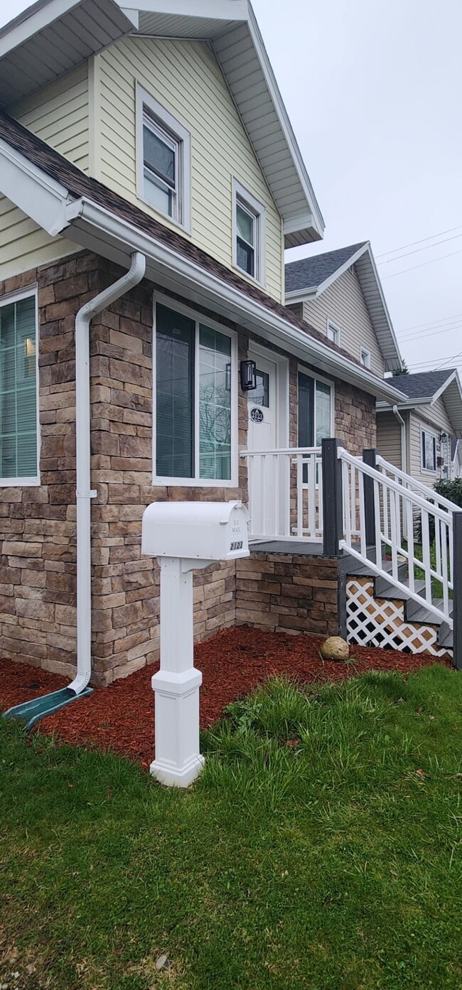 2123 Bird Dr in Erie, PA - Building Photo - Building Photo