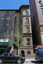 9 W 70th St in New York, NY - Building Photo - Building Photo