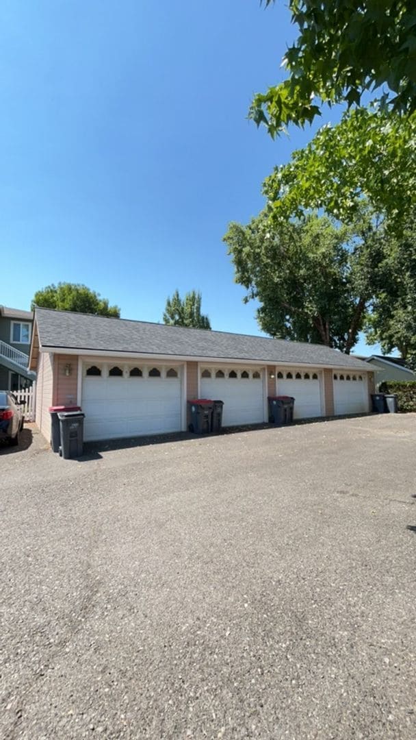 3939 Arrowhead Dr in Medford, OR - Building Photo - Building Photo