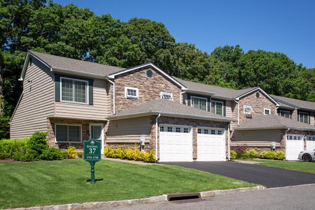 Fairfield Townhouses At Coram in Coram, NY - Foto de edificio - Building Photo