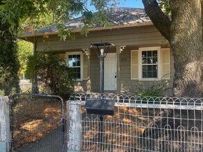 320 W 1st St in Cloverdale, CA - Building Photo - Building Photo