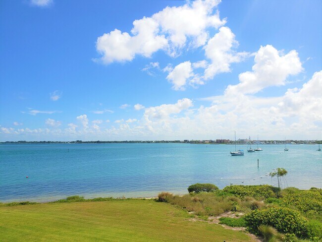 31 Harbour Isle Dr W in Fort Pierce, FL - Building Photo - Building Photo