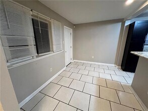 4853 Metropolitan Dr in New Orleans, LA - Foto de edificio - Building Photo