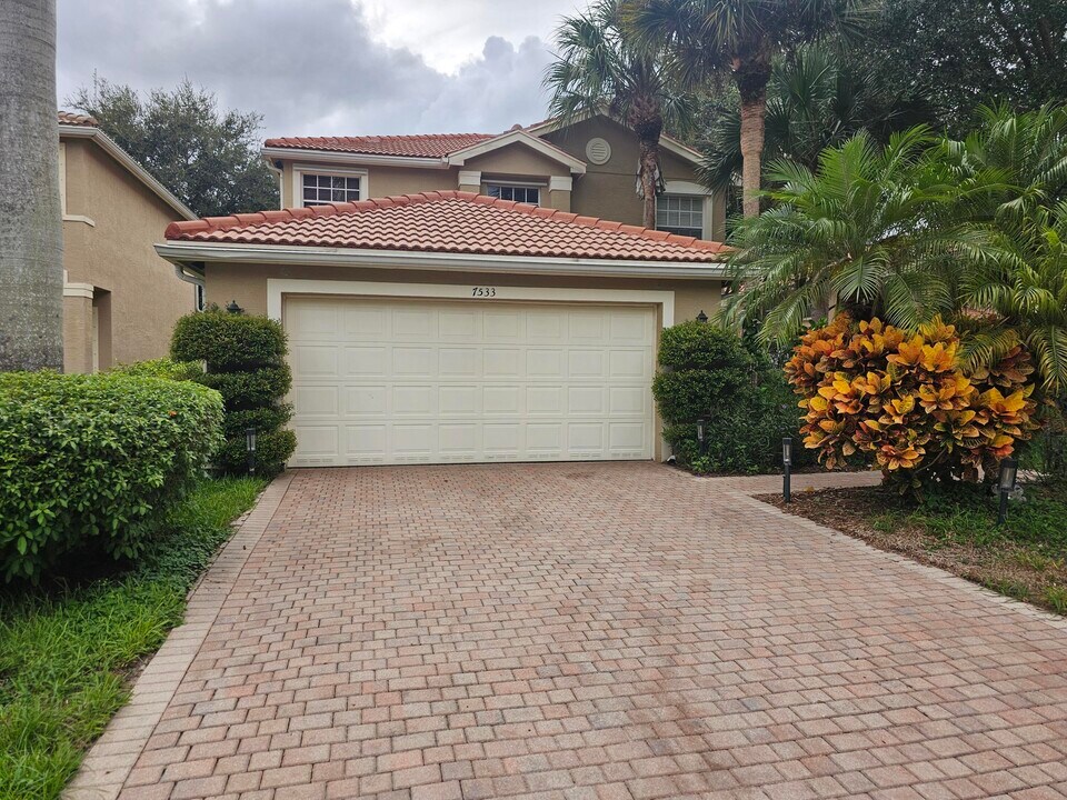 7533 Topiary Ave in Boynton Beach, FL - Building Photo