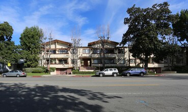 Urov Apartments in Valley Village, CA - Building Photo - Building Photo