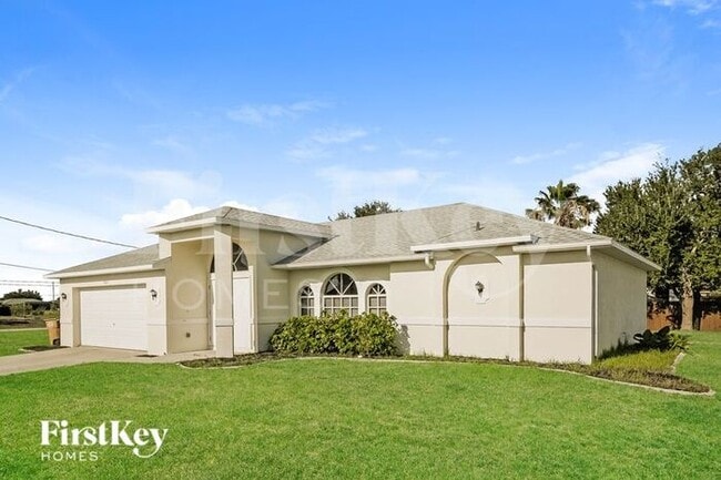 305 NW 22nd Ct in Cape Coral, FL - Building Photo - Building Photo