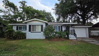 948 W Wisconsin Ave in DeLand, FL - Building Photo