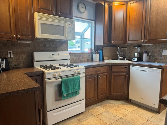 39 Charlotte Pl in Plainview, NY - Building Photo - Building Photo