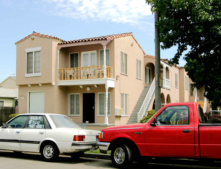 2448 Chestnut Ave in Long Beach, CA - Building Photo