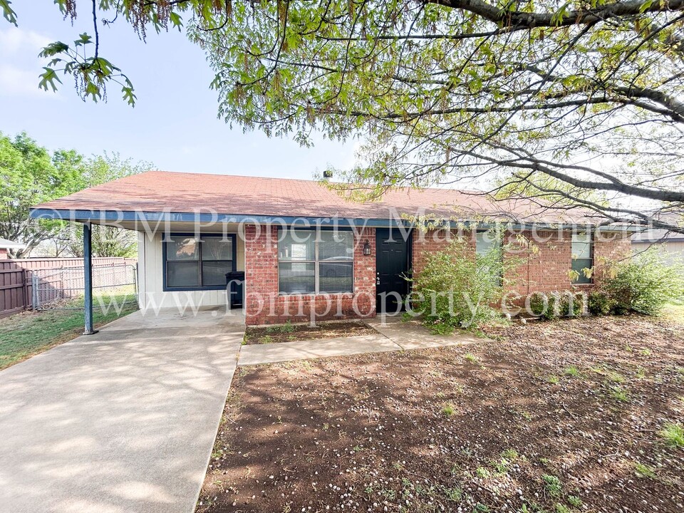 711 E Avenue F in Midlothian, TX - Building Photo