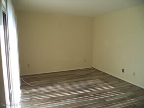 1549 Park Meadows Dr in Ft. Myers, FL - Foto de edificio - Building Photo
