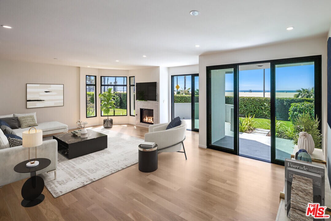 12 Sea Colony Dr in Santa Monica, CA - Building Photo