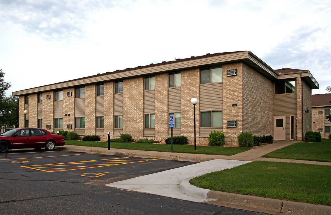 Schoolview Square in Big Lake, MN - Building Photo