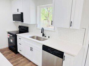 740 Bimebella Ln in Dallas, TX - Foto de edificio - Building Photo