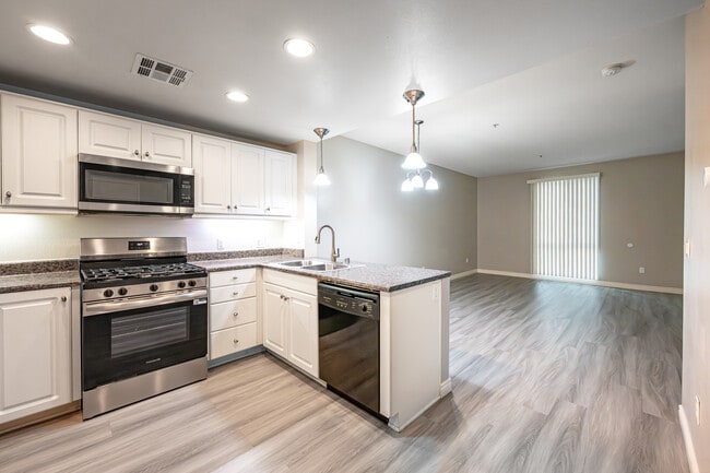 Metro 102 Apartments in Ontario, CA - Building Photo - Interior Photo