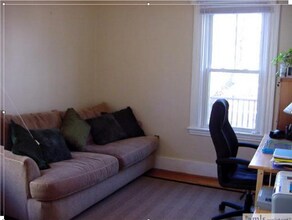 30 Manning St, Unit 2 in Medford, MA - Foto de edificio - Building Photo