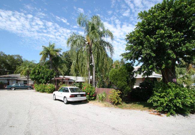 Coastwood Apartments in Sarasota, FL - Building Photo - Building Photo