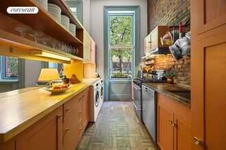 68 W 11th St in New York, NY - Building Photo - Building Photo