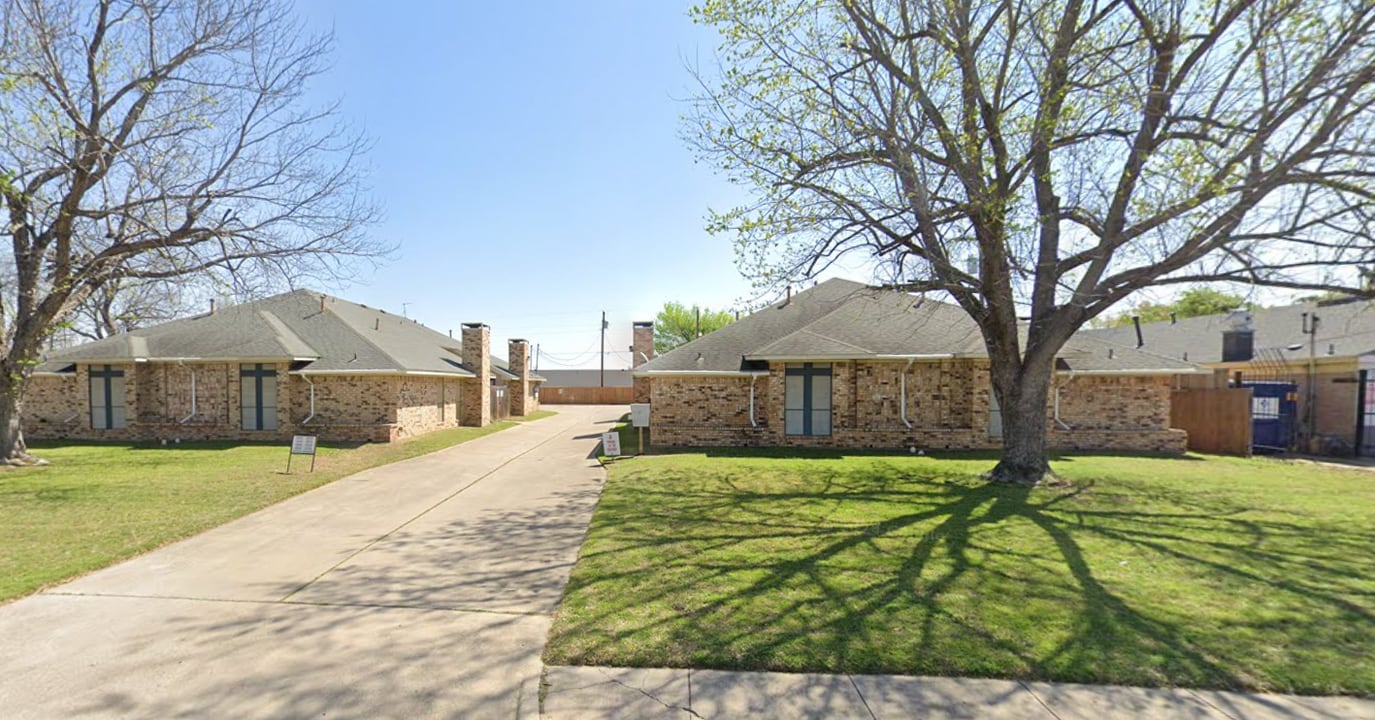 1220 S Rogers Rd in Irving, TX - Foto de edificio