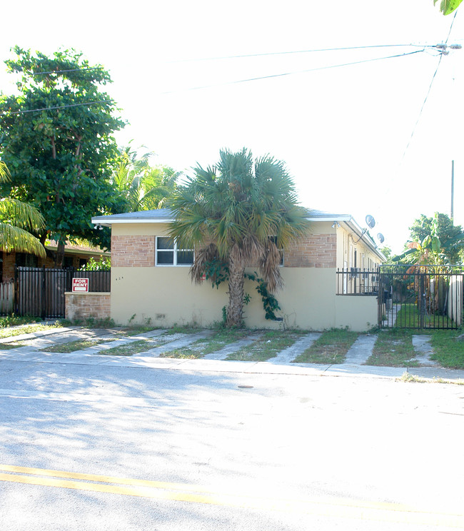 424 NE 64th St in Miami, FL - Foto de edificio - Building Photo