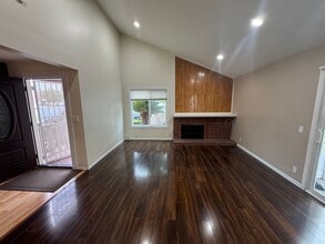 425 Juniper Ave in Santa Ana, CA - Building Photo - Building Photo