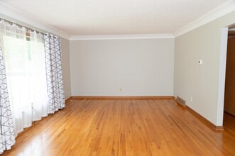 10976 Shaker Dr in North Royalton, OH - Building Photo - Building Photo