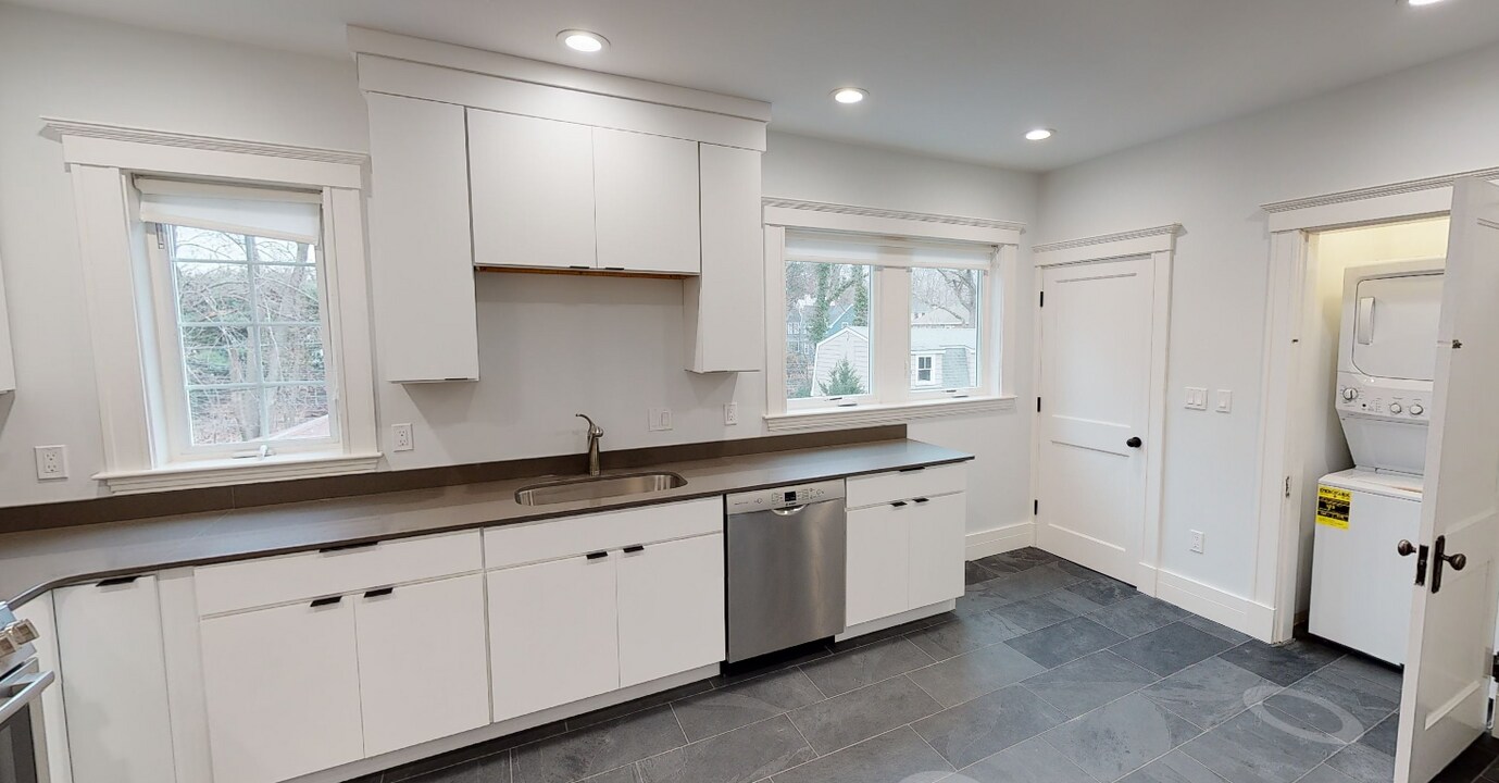 260 Lake Ave, Unit 2 in Newton, MA - Building Photo