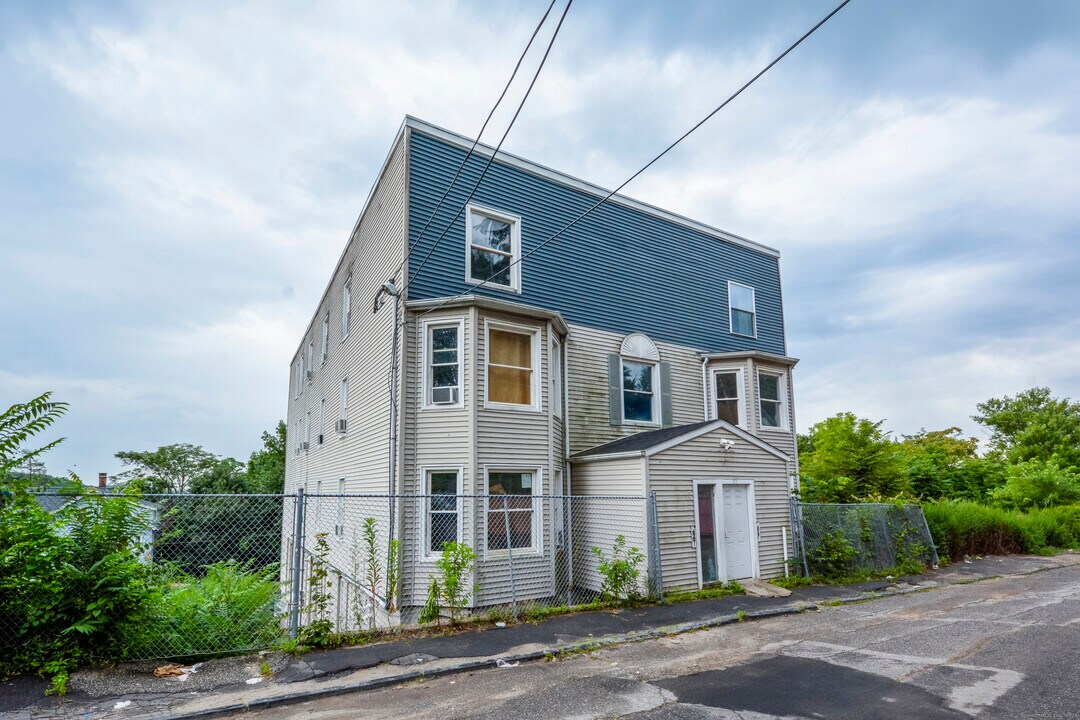 92 High St in Waterbury, CT - Building Photo