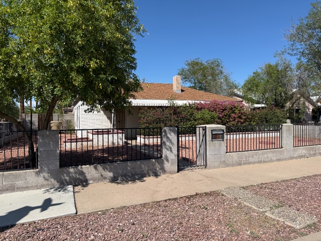 property at 1402 E Diamond St