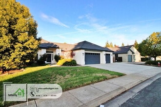 2724 Western Oak Dr in Redding, CA - Building Photo - Building Photo