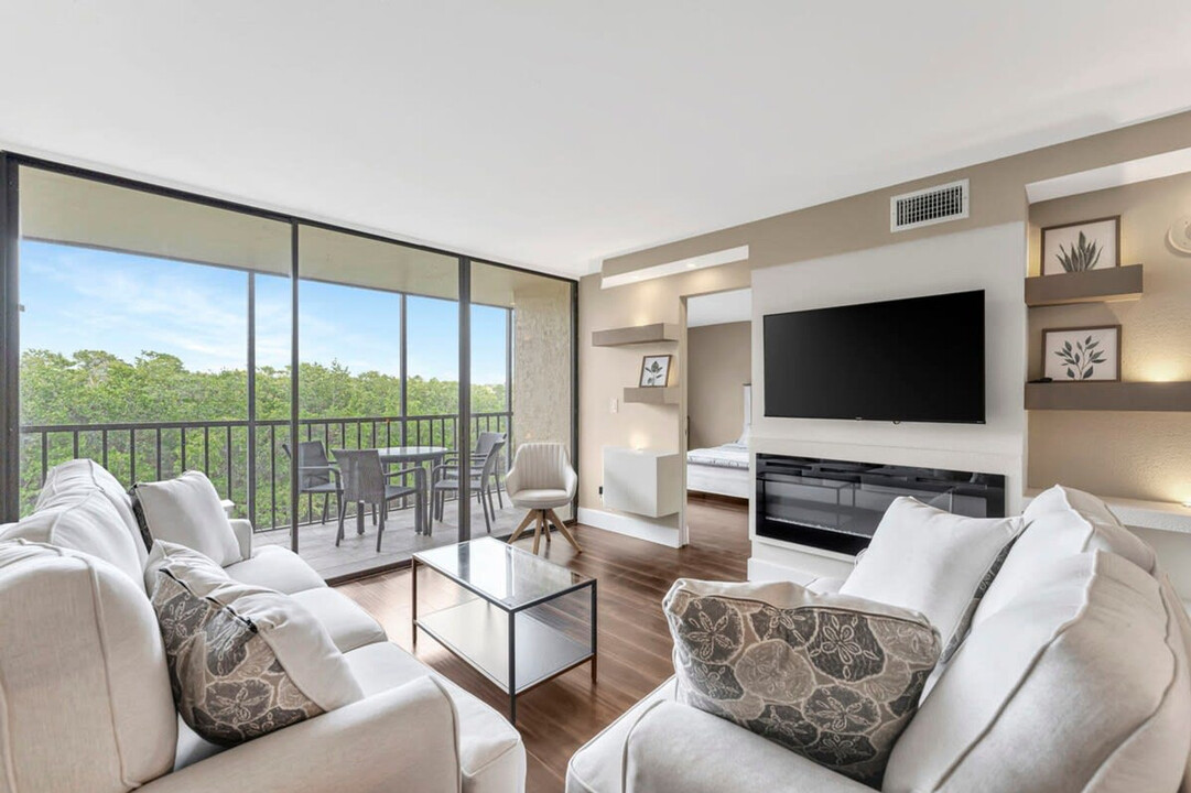900 Cove Cay Dr in Tampa, FL - Foto de edificio