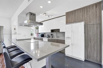 9180 W Bay Harbor Dr in Bay Harbor Islands, FL - Building Photo - Building Photo