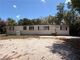 8205 Suncoast Dr in North Fort Myers, FL - Building Photo