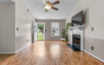 3401 Dana Ln in Virginia Beach, VA - Building Photo - Building Photo