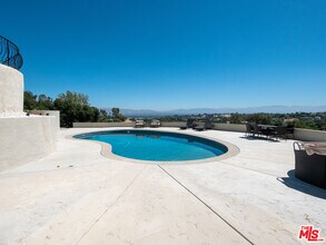 5026 Medina Rd in Los Angeles, CA - Building Photo - Building Photo