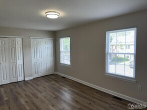 14 Albury Way in North Brunswick, NJ - Building Photo - Building Photo